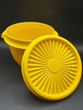 Tupperware Vintage Yellow Servalier Container Bowl W/ Starburst Lid Kitchenware